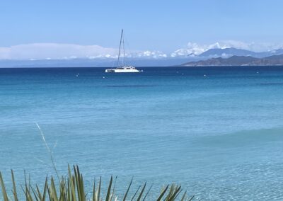 voilier au large d'Ile Rousse, la montagne au loin