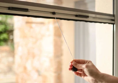 des stores moustiquaires équipes la maison pour vous protéger l'été